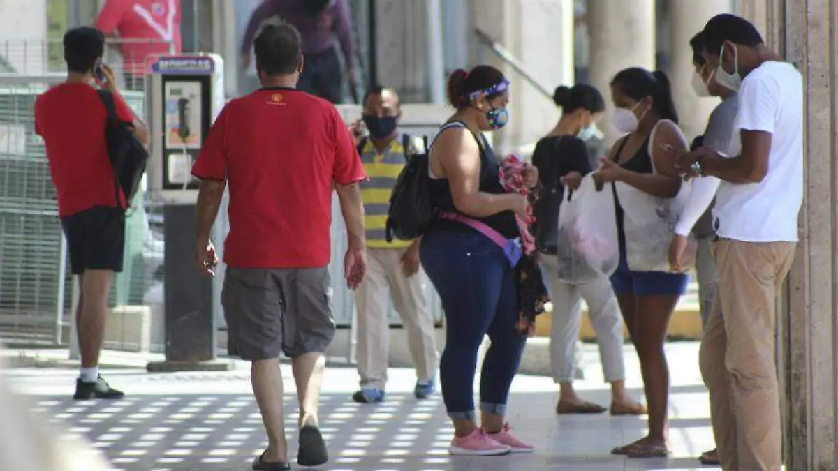 Gente con cubrebocas en el zócalo de Acapulco